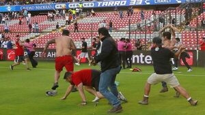 La violencia se toma los campos del fútbol de América Latina
