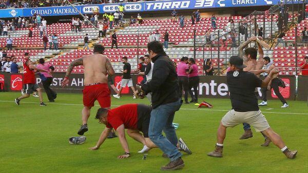 La violencia se toma los campos del fútbol de América Latina