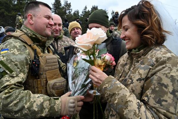 Pese a la guerra y por amor: pareja de militares ucranianos se casan en Kiev