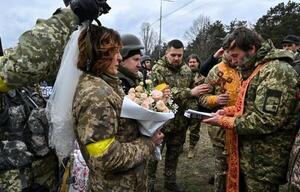 En medio de la defensa territorial de su país, militares ucranianos se casan en Kiev