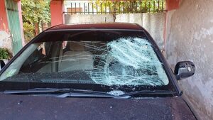 Bombero quiso ayudar, pero le rompieron el automóvil