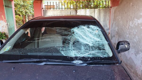 Bombero quiso ayudar, pero le rompieron el automóvil