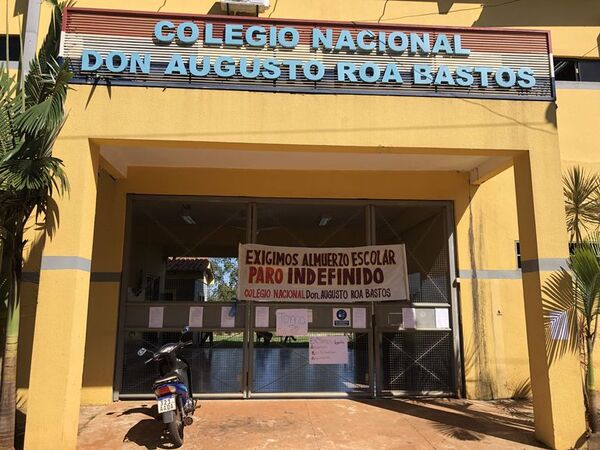 Alumnos toman colegio para exigir almuerzo escolar - ABC en el Este - ABC Color