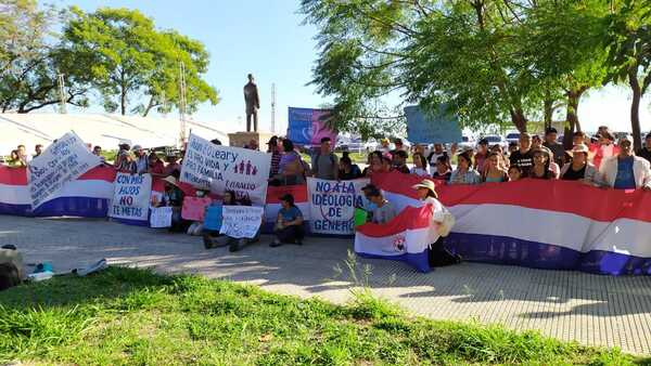 PADRES ITAPUENSES PONEN FIRME POSTURA CONTRA LA IDEOLOGIA DE GENERO ANTE EL MEC - Itapúa Noticias