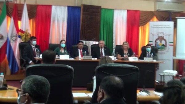 Brunaga presentó informe de gestión a la Junta Departamental de Itapúa