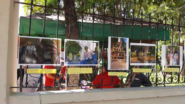 Diario HOY | Continúa la muestra fotográfica, “Mujeres de Areguá” en plaza de la Ciudad Creativa