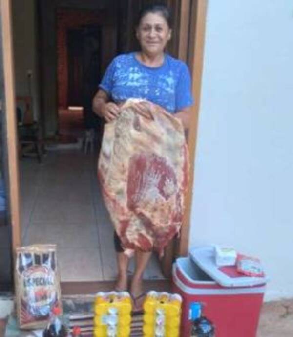 Crónica / ¡Se sacó la lotería! Suertuda ganó 15 kilos asado y el rollo le piropea la invitación