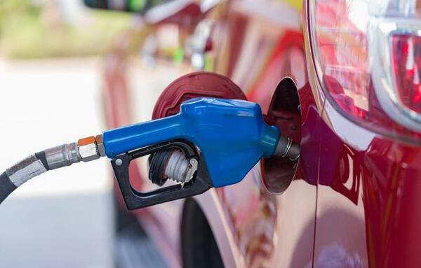 Emblemas prevén nueva suba en el precio del combustible