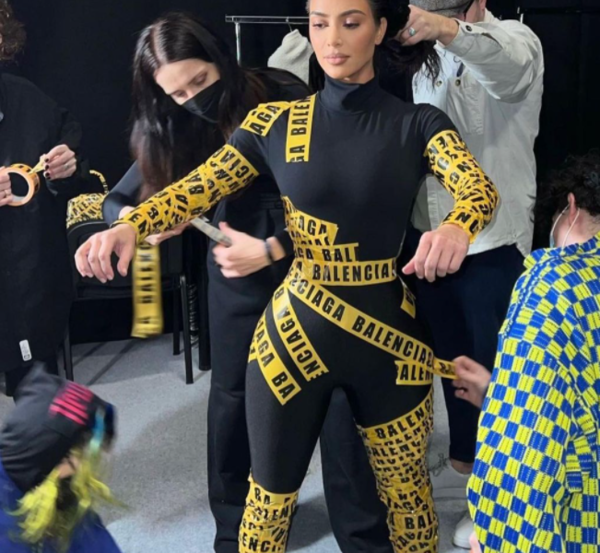 Kim Kardashian muestra cómo se hizo el traje de cinta adhesiva que llevó al desfile de Balenciaga