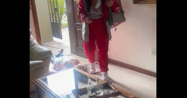La Nación / Se desmayó al ver a su hija disfrazada de delivery