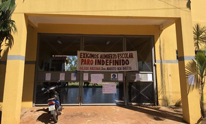 Alumnos toman colegio para exigir almuerzo escolar y útiles - Noticiero Paraguay