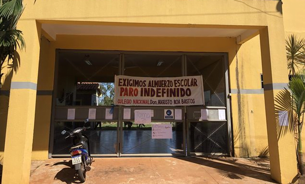 Alumnos toman colegio para exigir almuerzo escolar y útiles - Noticiero Paraguay