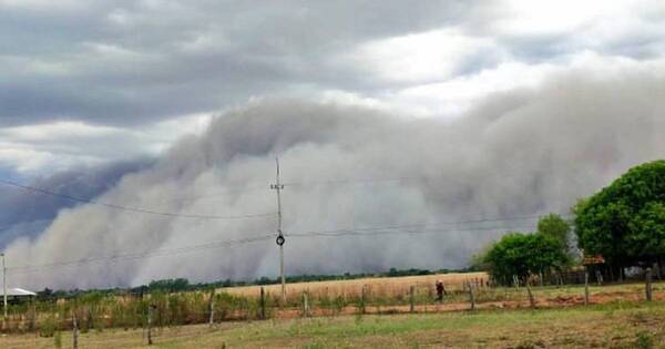 La Nación / Impactantes imágenes de nubes de humo y cenizas llegan desde Ñeembucú