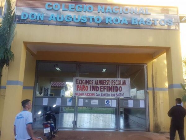 En Hernandarias tomaron colegio para exigir almuerzo escolar y sillas