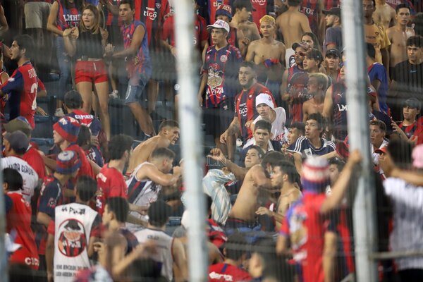 Cerro prohíbe el ingreso a 5 hinchas luego de la pelea de barras en La Nueva Olla