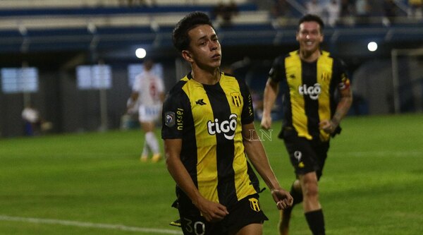 Guiado por Matías Segovia, Guaraní se repone y gana por primera vez en el Apertura