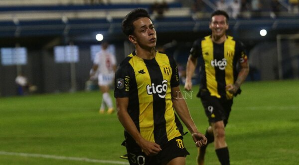 Guiado por Matías Segovia, Guaraní se repone y gana por primera vez en el Apertura