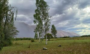 ¡Cháke! Ya llega a Asunción tormenta de humo y se anuncian lluvias