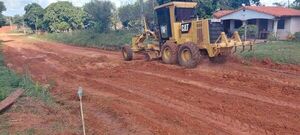 Ante desidia de la autoridad municipal pobladores reparan caminos rurales - Nacionales - ABC Color