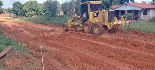 Ante desidia de la autoridad municipal pobladores reparan caminos rurales - Nacionales - ABC Color