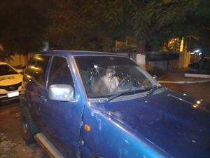 Arrestan a un hombre que rompió vidrios de unos cuatro vehículos - Nacionales - ABC Color