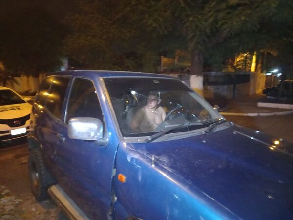Arrestan a un hombre que rompió vidrios de unos cuatro vehículos - Nacionales - ABC Color