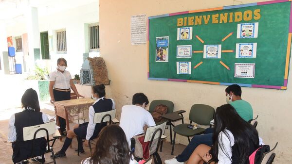 Ante falta de aulas, dan clases en pasillo o van semana de por medio