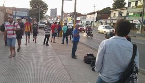 Regulada de buses: usuarios del transporte público siguen sufriendo largas esperas - Nacionales - ABC Color