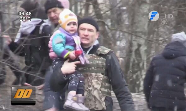 Civiles huyen de Ucrania en medio de bombardeos | Telefuturo