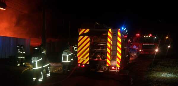 Voraz incendio en recicladora de cubiertas - La Clave
