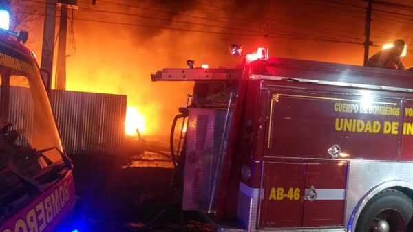 Voraz incendio consume recicladora de cubiertas en Minga Guazú