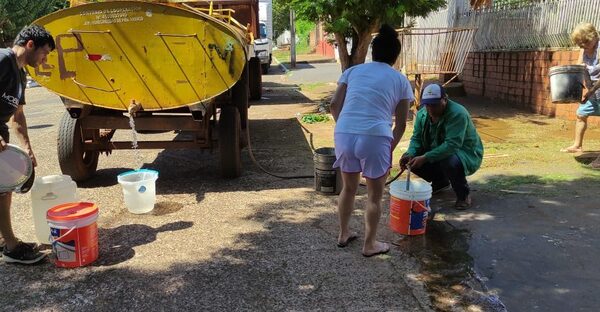 Distribuyen agua en barrios de Franco
