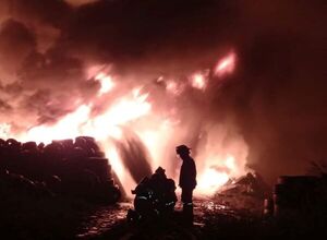 Incendio de gran magnitud en recicladora de cubiertas - ABC en el Este - ABC Color