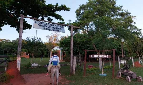 Pequeños sueñan con bicicletas para hacer descansar a su burro que los lleva a la escuela - OviedoPress