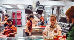 El MTESS ofrece cerca de 100 puestos laborales en restaurantes de comida rápida