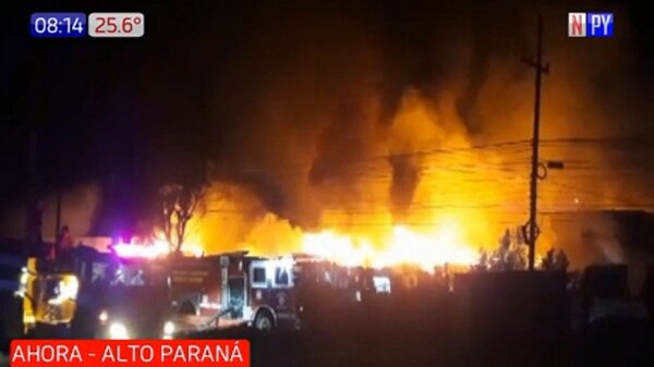 Minga Guazú: Voraz incendio en recicladora de cubiertas | Noticias Paraguay