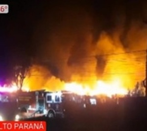 Voraz incendio en recicladora de cubiertas en Minga Guazú - Paraguay.com