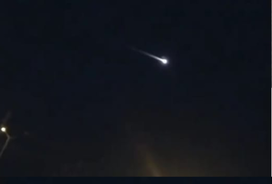 Una bola de fuego en el cielo llamó la atención en plena madrugada