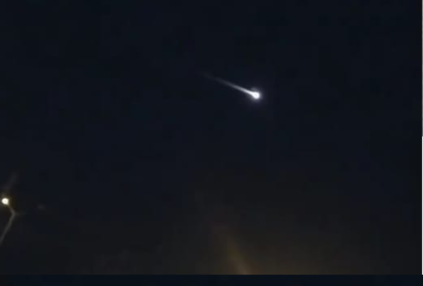 Una bola de fuego en el cielo llamó la atención en plena madrugada