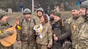 Crónica / Dieron el sí en medio de la guerra