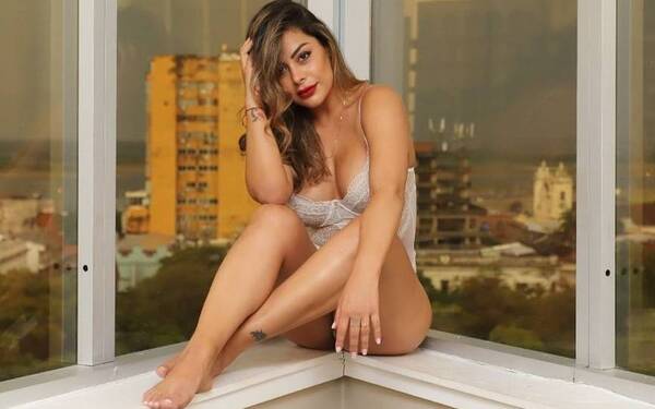 Crónica / [GALERÍA] ¡Mañamíntena el toples que se mandó Larissa!