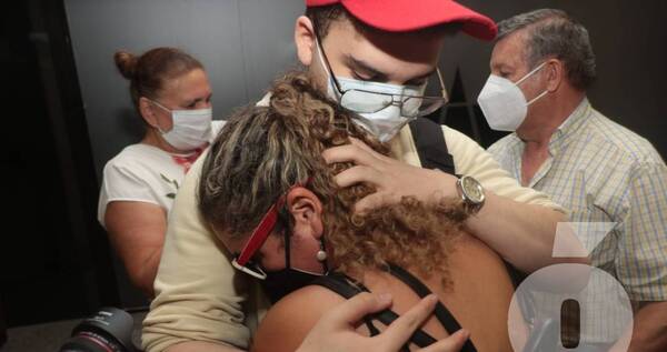 Crónica / Emocionante recibimiento de repatriados de Rusia que van llegando