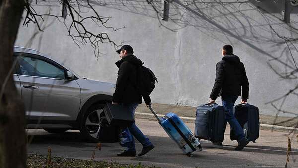 Civiles de Ucrania evacuan a través de corredores humanitarios | Radio Regional 660 AM