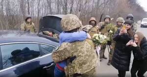 La Nación / Amor en tiempos de guerra: un soldado ucraniano pide matrimonio a su novia