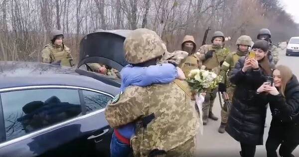 La Nación / Amor en tiempos de guerra: un soldado ucraniano pide matrimonio a su novia