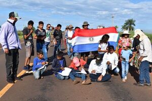Por cuarto día, niños indígenas dan clases sobre la ruta, exigiendo rubro docente en San Pedro  - Nacionales - ABC Color