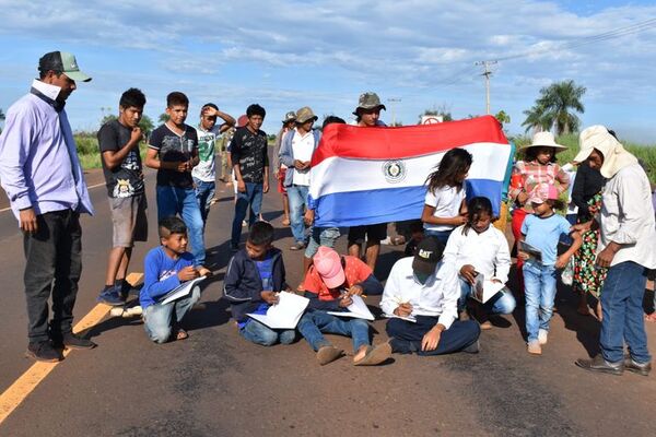 Por cuarto día, niños indígenas dan clases sobre la ruta, exigiendo rubro docente en San Pedro - Nacionales - ABC Color