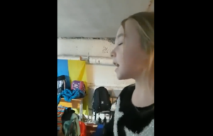 Mientras se refugiaba en un búnker, niña ucraniana cantó “Libre soy”