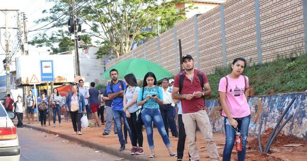 La Nación / Incesante queja ciudadana por regulada de micros a toda hora