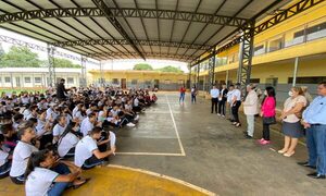 Cano logra que alumnos levanten paro en escuela de Hernandarias